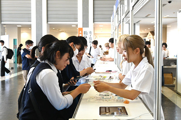 「なんでも聞いてね！」女子学生が案内する夏のオープンキャンパス